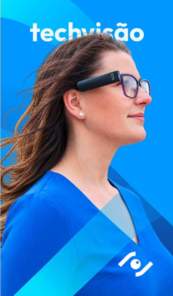 Pessoa utilizando o dispositivo de tecnologia assistiva TechVisão