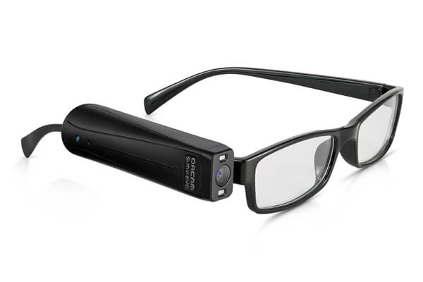 OrCam MyEye 2 acoplado a uma armação de óculos